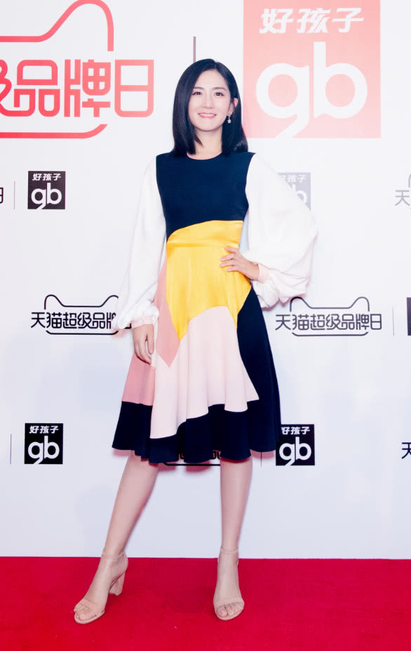 谢娜身穿一件多色拼接连衣裙,脚穿一双肤色高跟凉鞋,裙子的颜色比较