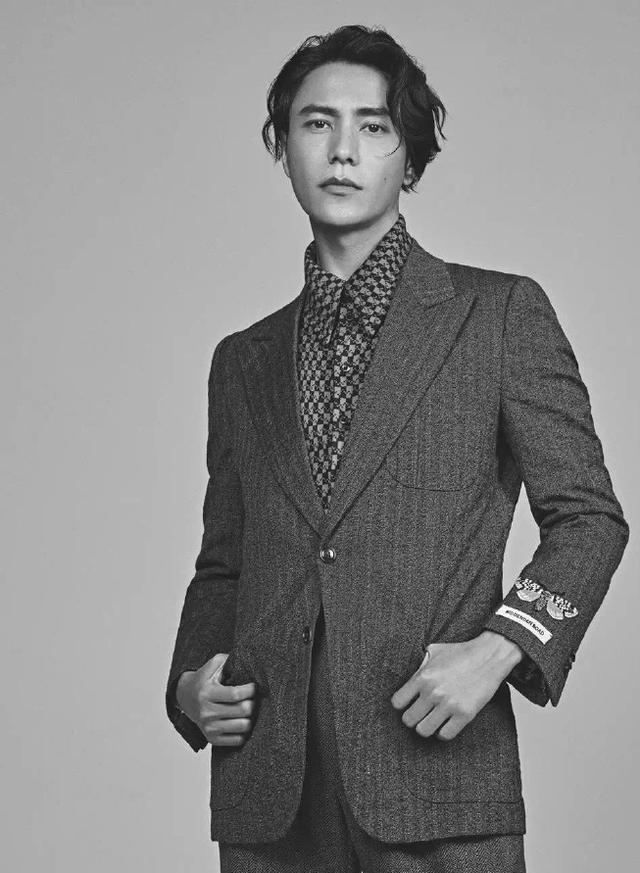 陈坤深色大衣变冷酷帅大佬对镜一笑秒破功是最美厂花本尊