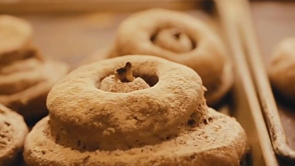 这种长得像牛粪的面包,在拉萨当地很有名气,每位客人都会品尝