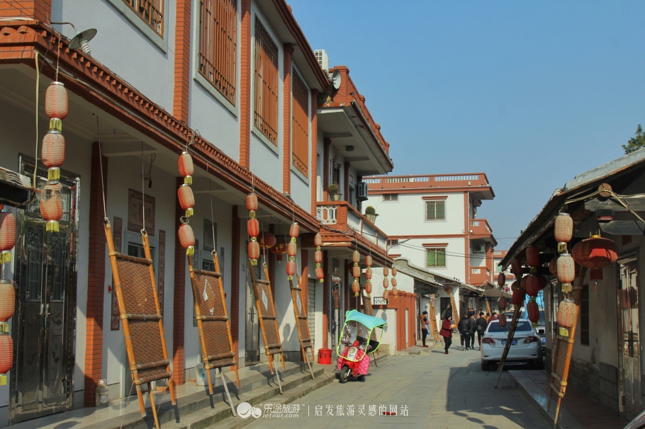沿江而建的古街上人群三三两两,深巷间的犬吠,茶余饭后的欢言,生活在