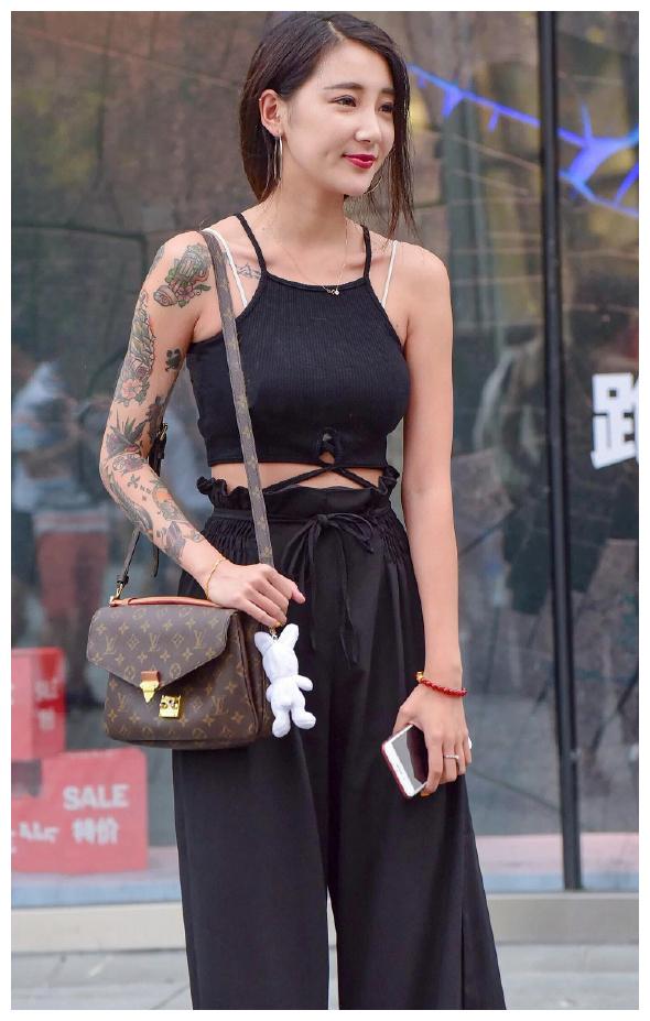 有小酒窝的美女,笑起来锁骨很美,但是"臂花"更美更吸人眼球!