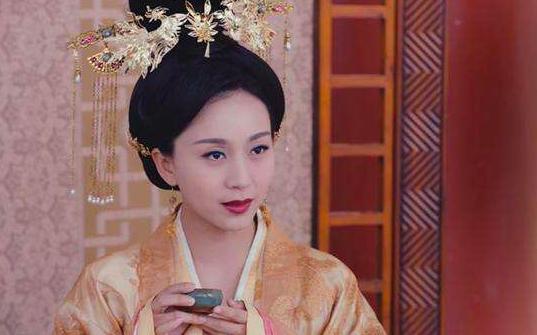 朱元璋对着一位喂猪女子傻笑,马皇后知道后,马上把此女请进了宫