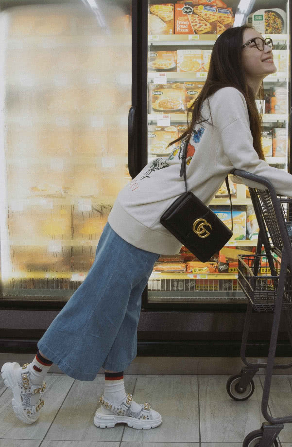 倪妮出来逛超市,凉鞋搭配小白袜,网友:女神也这么接地气!