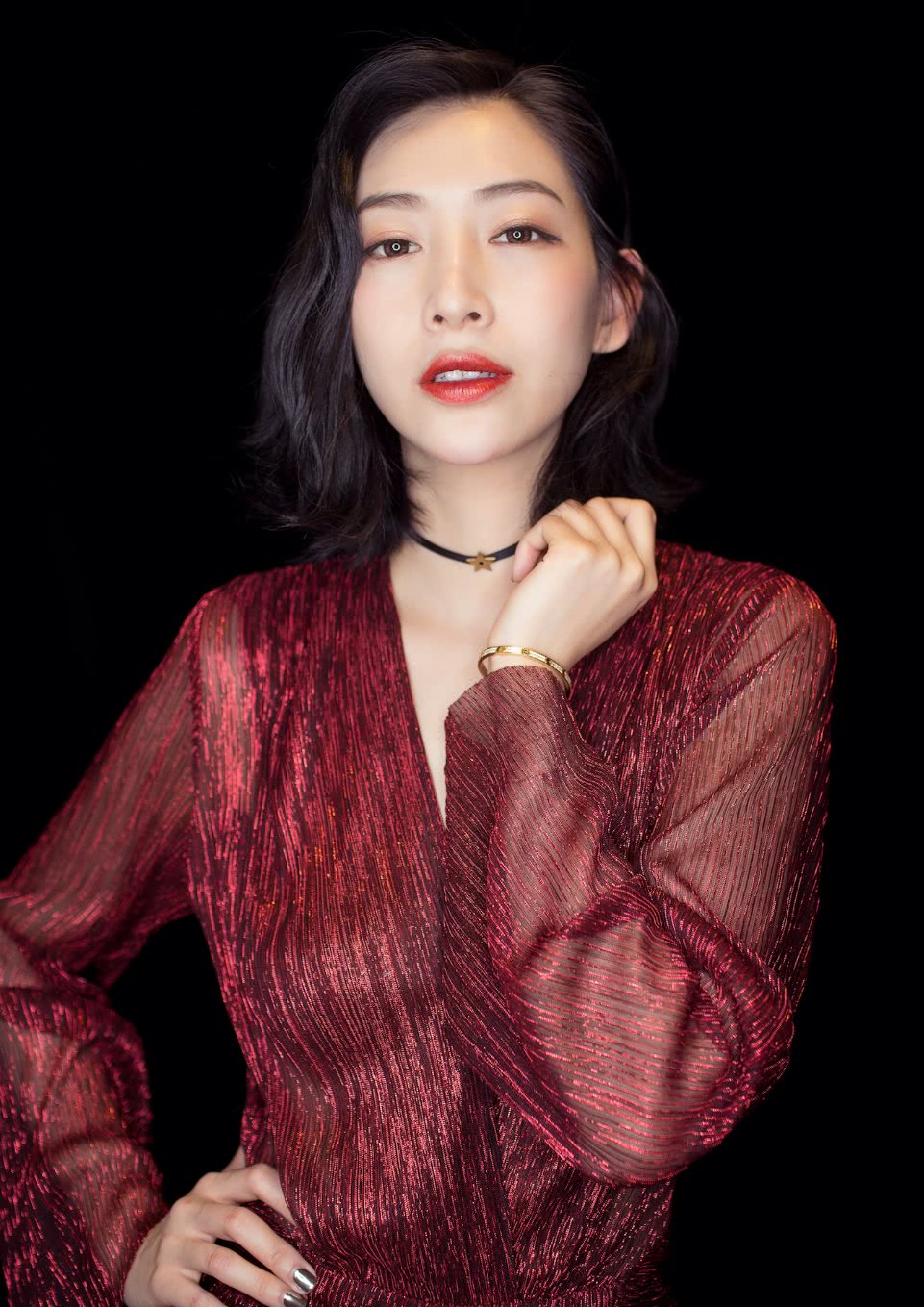 她曾被全民喷滚出节目,还自称林峰太太,由内而外的性感气质