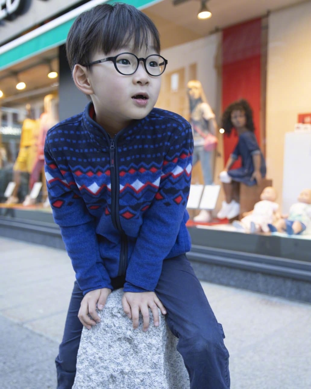 ins接连更新三胞胎近况民咕咕看来是表情包担当了哈哈