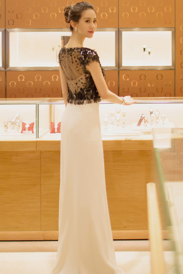 她曾为减肥不吃主食五年,今休暑假引起粉丝争议,气质美如兰!