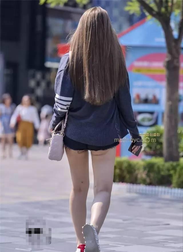 步行街街拍重庆步行街上随时可以发现热裤火辣的漂亮mm