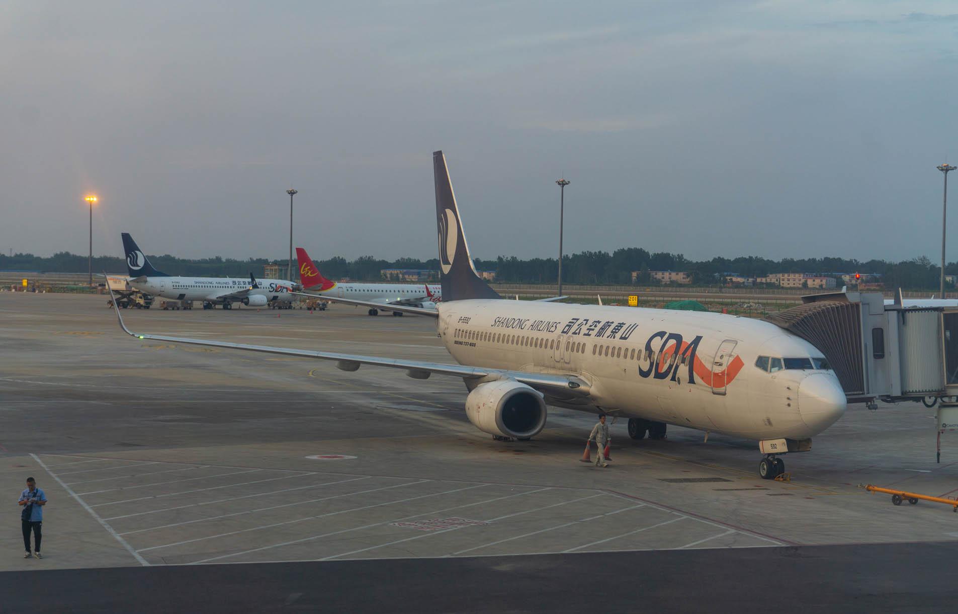 夕阳下,济南机场停机坪上的飞机.济南机场停机坪.济南机场停机坪.