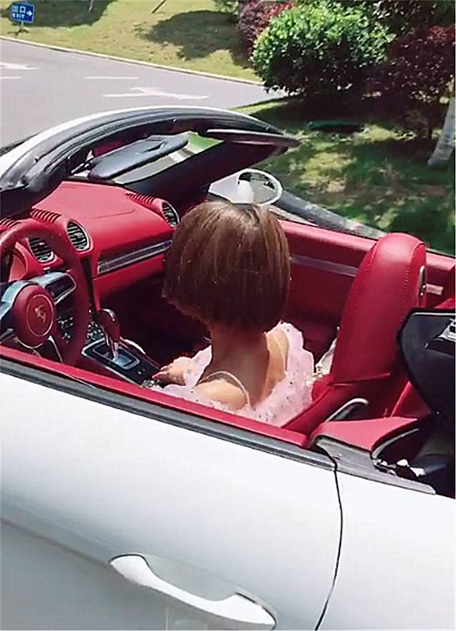 90后妙龄女子开保时捷出门,看到车主打扮时,恨不得上去要号码!