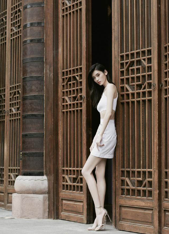 金泰妍尴尬了!与奚梦瑶同穿豹纹衫输了气场,网友:不愧是超模