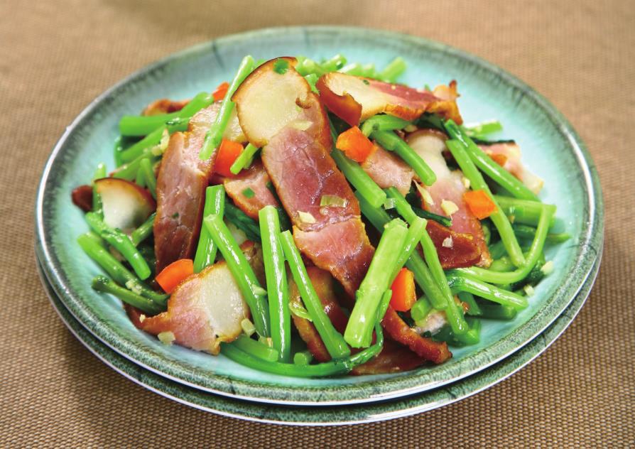 茼蒿炒腊肉,口感脆嫩的茼蒿加上奇香无比的腊肉,毫无抵抗力啊!