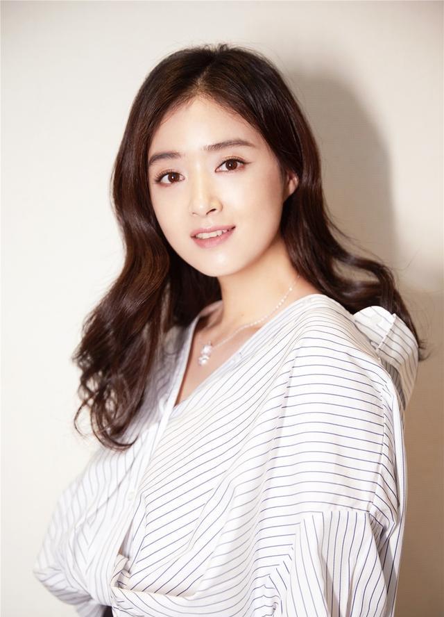 樊胜美蒋欣曝最新写真,淡雅裸妆,御姐范儿十足