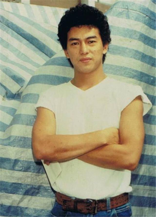 70年代武打红星,妹妹还是影后,自己却在55岁去世,跑车蒙灰!