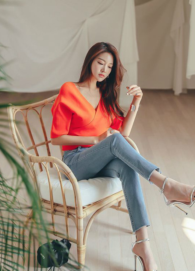 牛仔裤美女,坐在竹椅上,秀出长腿,气质高贵,像个小富婆