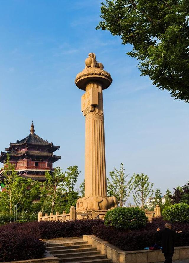 据史书上记载,尧时的诽谤木以横木交于柱头,指示大路的方向,天安门前