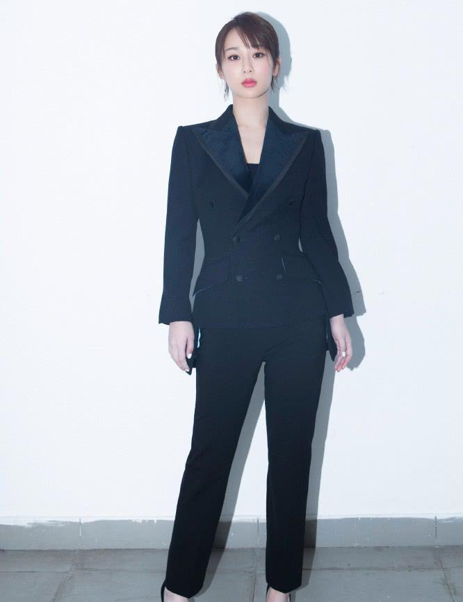 错失金鹰奖的杨紫,穿上黑色西装"无感脸"亮了,感觉比热巴帅!