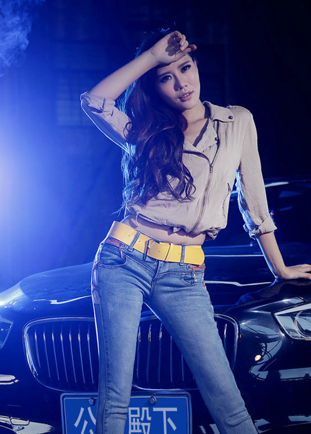 狂野牛仔女站在车牌前的一瞬间蓝色的弧形约克线很有女人味