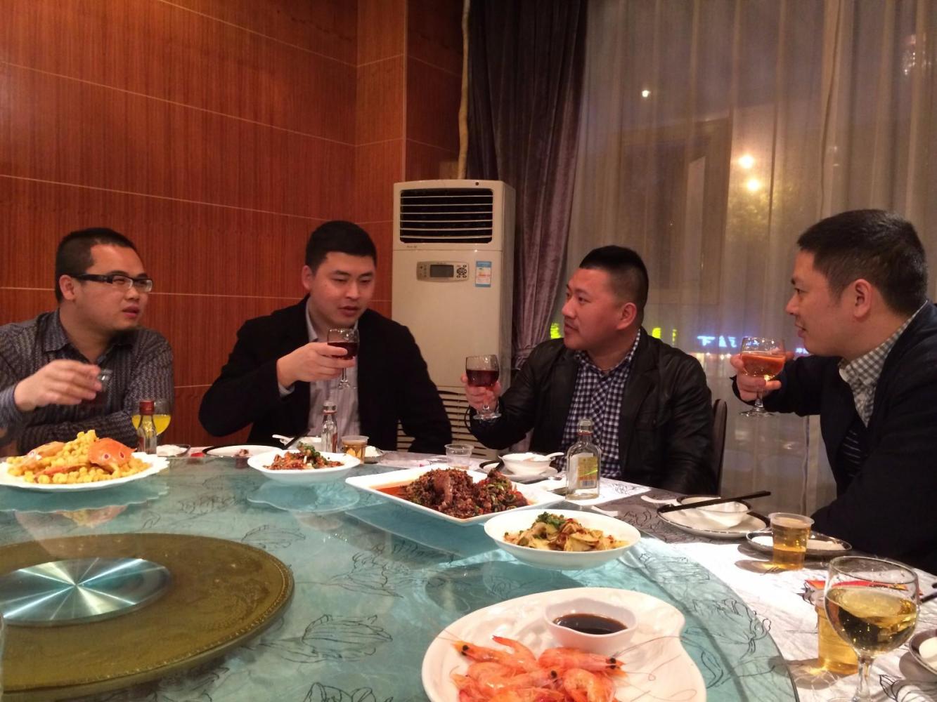 我请同事吃饭, 他却叫来12人, 结完账单后, 发生了这样的事!