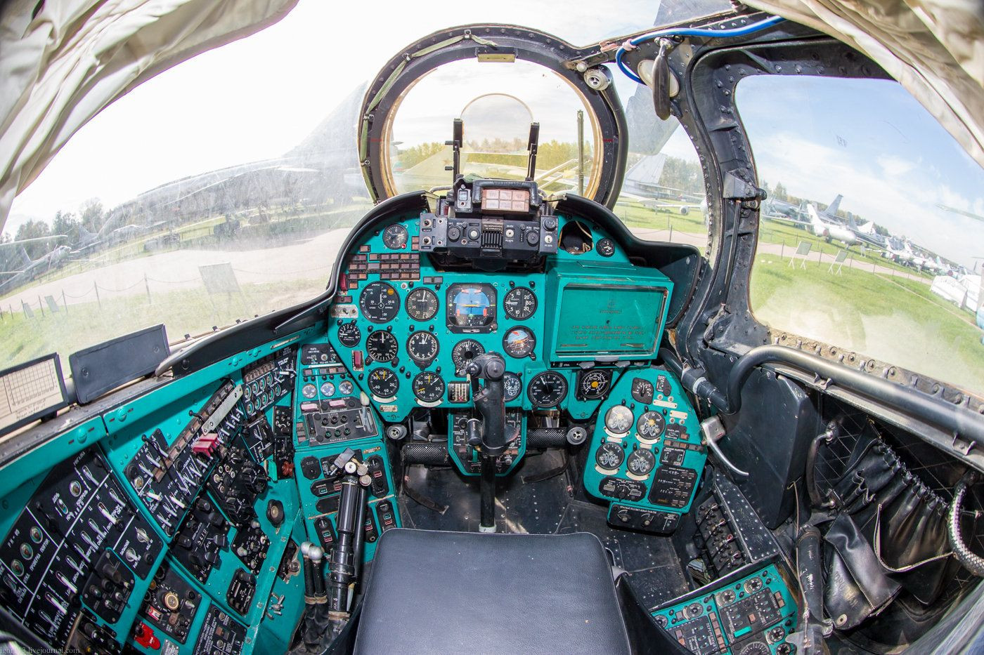 苏联俄罗斯武装直升机的先驱者米24型雌鹿武装直升机