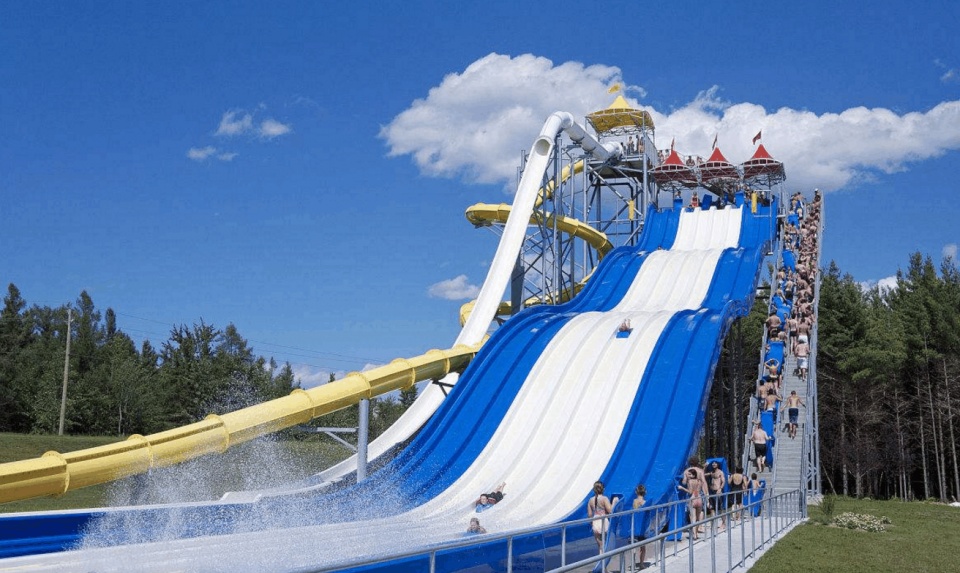 世界上最惊险的水上滑梯51米高时速110公里几乎与地面垂直