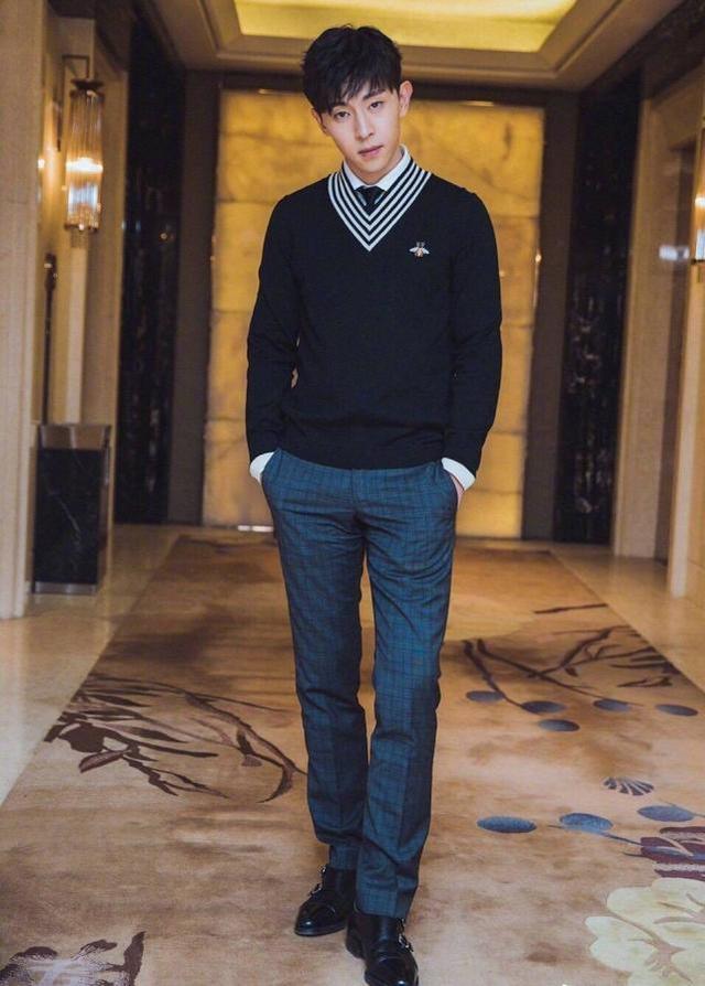 小伙子越来越会穿了,邓伦这打扮很清爽!