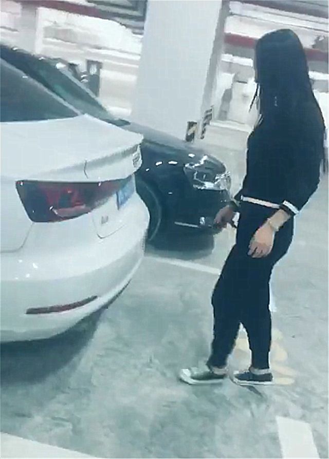 90后妙龄女子用"一字马"关奥迪a4后备箱,网友看后称:好腿法