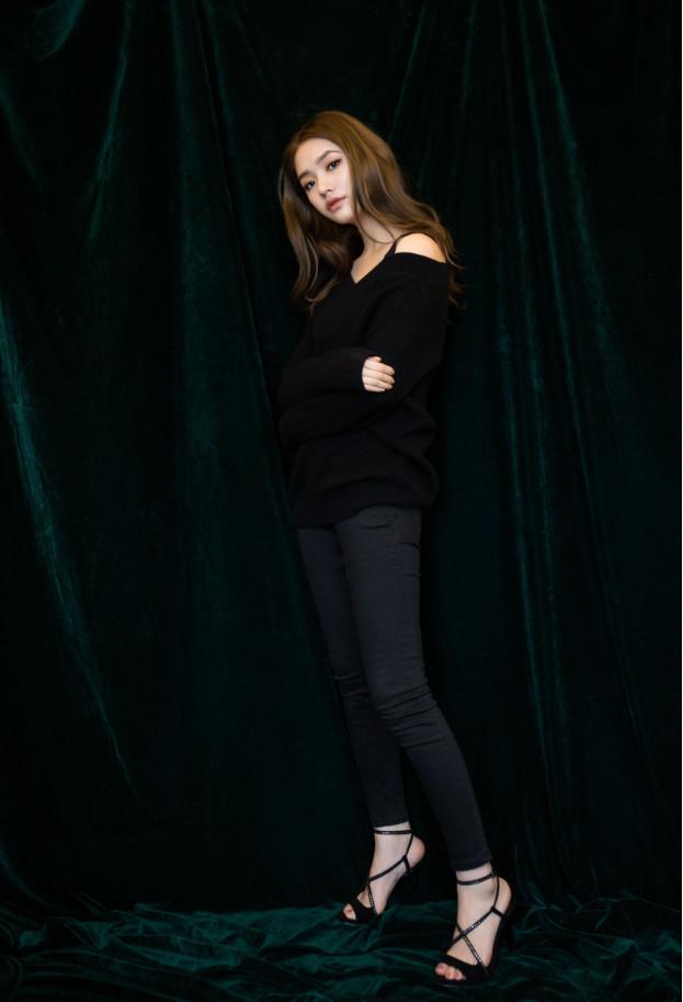 林允一身复古妆容现身红毯,穿得像个洋娃娃