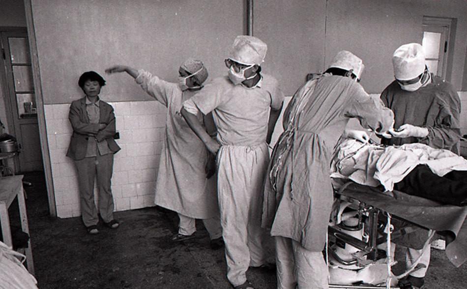 图中是90年代中期的医院中,几位医生正在给一名青年男性做结扎手术.