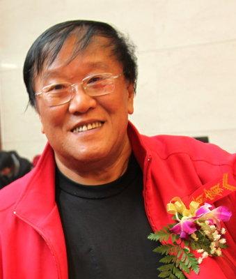 腹的佛经,佛咒等资料,并积极联系 世界著名提琴制作大师美藉华人曹树