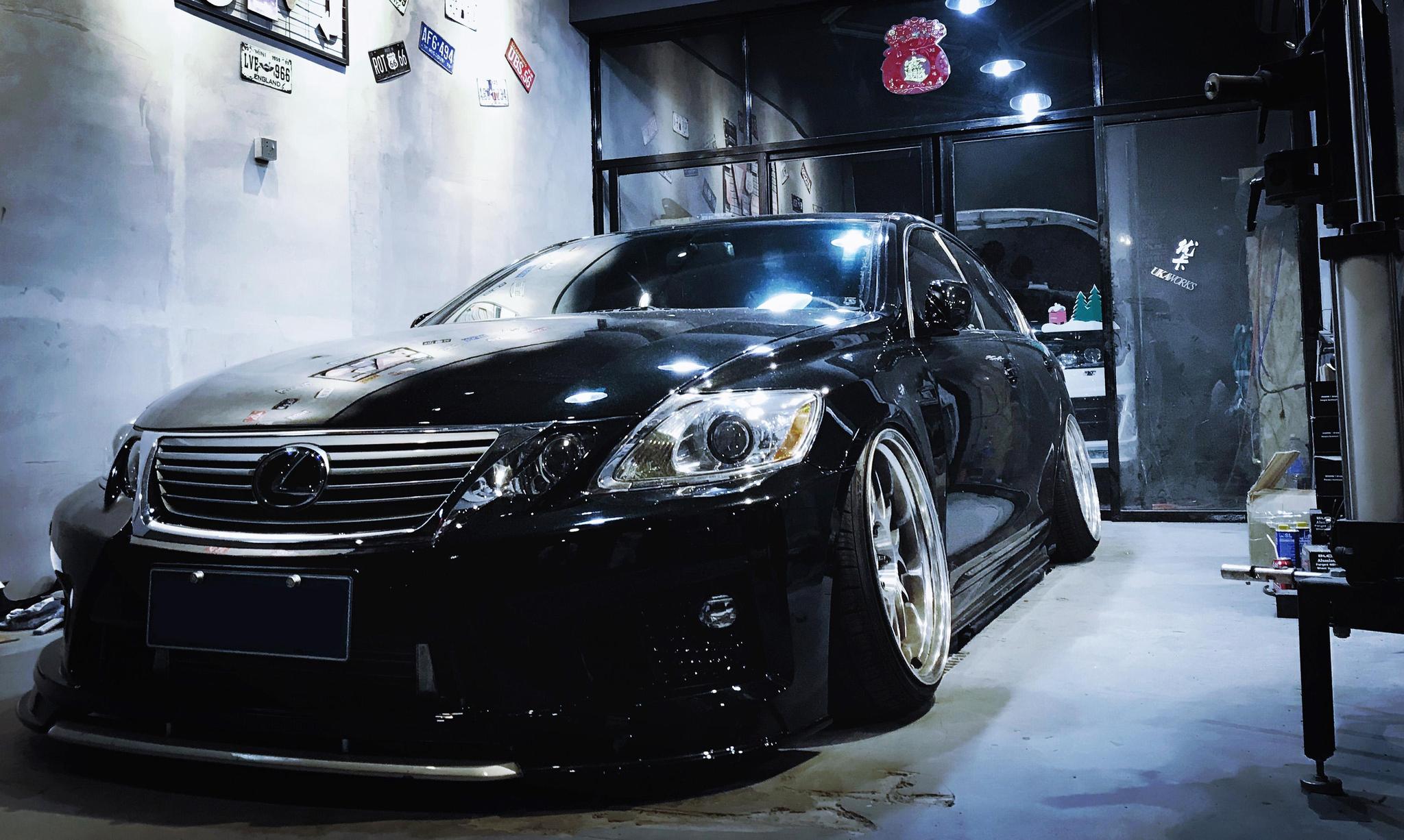 雷克萨斯gs300改装低趴姿态这绝对是内外兼修的顶级作品