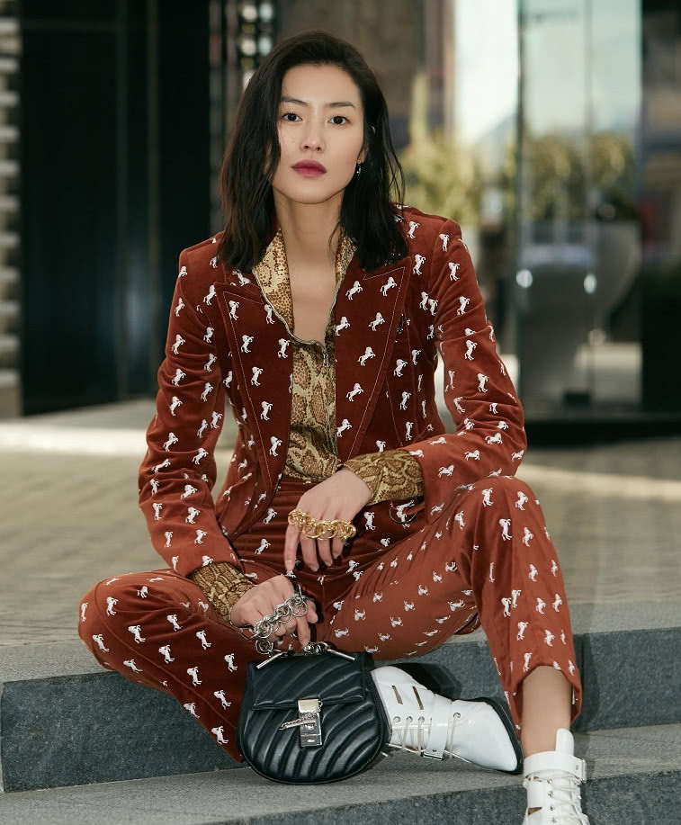 刘雯不愧是超模!一身奔腾小马印花西服套装,酷感十足尽显霸气