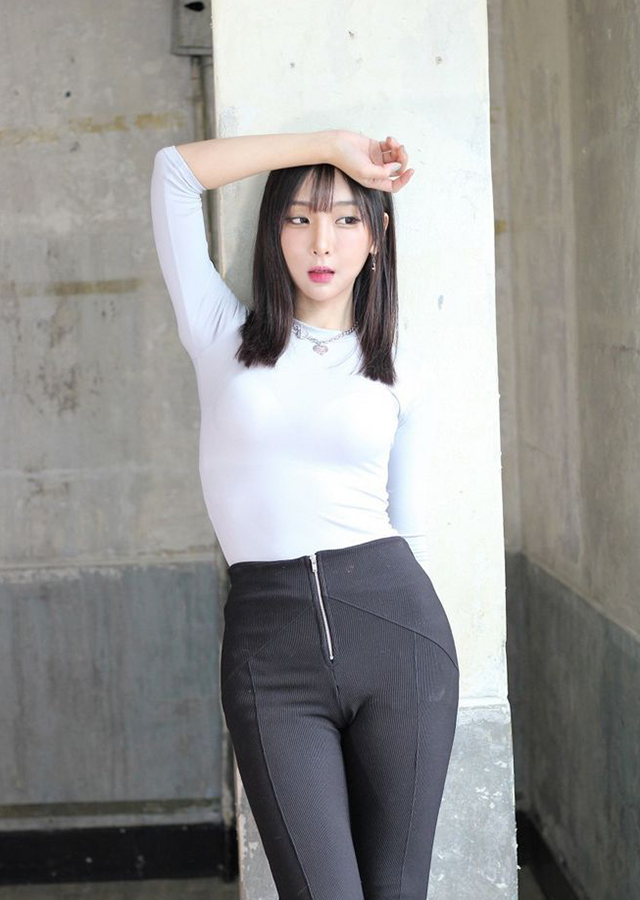 紧身打底裤美女,尽情展示优美迷人轮廓曲线!网友:十分吸引人