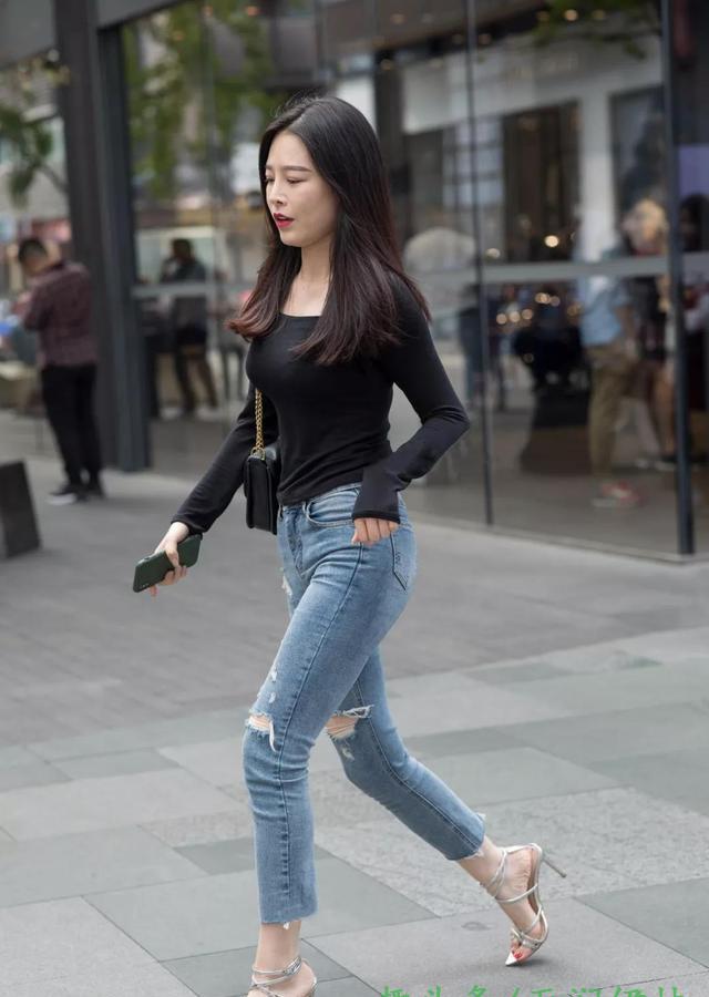 街拍美女路人牛仔裤真的是百搭时尚破洞更显个性潮流