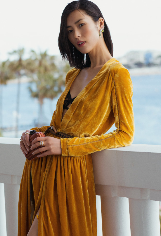 刘雯真不愧是维密超模,将黄色浴袍穿上红毯,身材好就是任性!