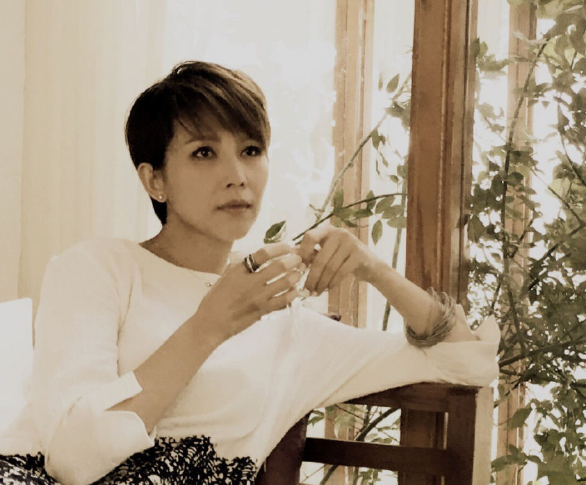 蔡少芬短发写真优雅十足:网友:娘娘范和女神范混搭