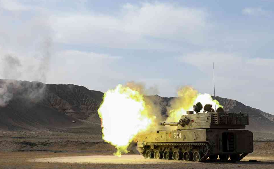 火力强跑得快plz07式122毫米履带式自行榴弹炮火力凶