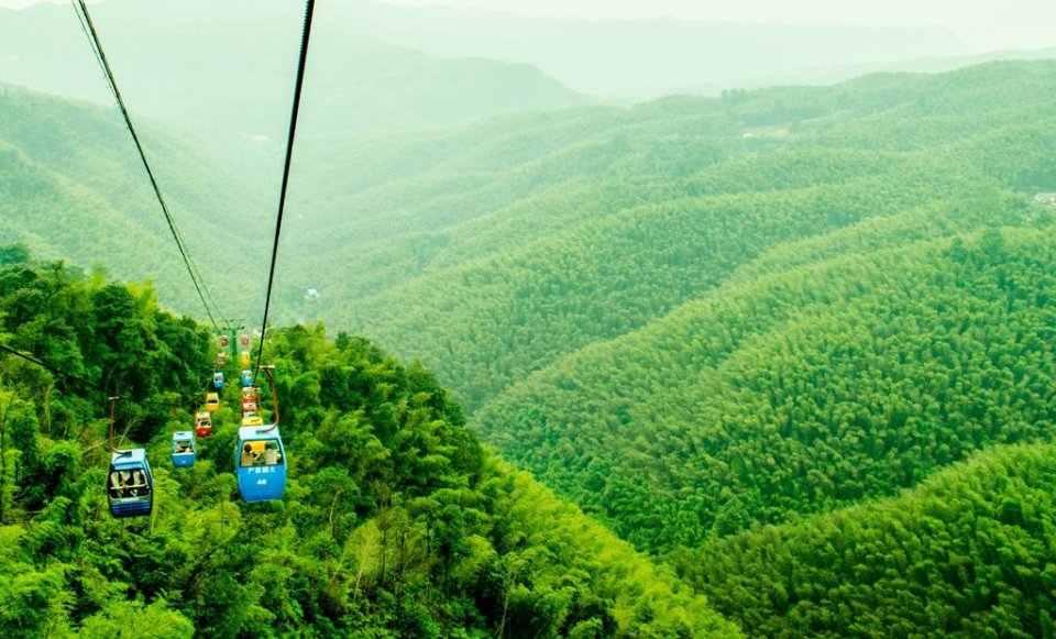 坐在竹海观光索道里,就像乘坐一叶小舟,在波涛汹涌的大海里航行,时而