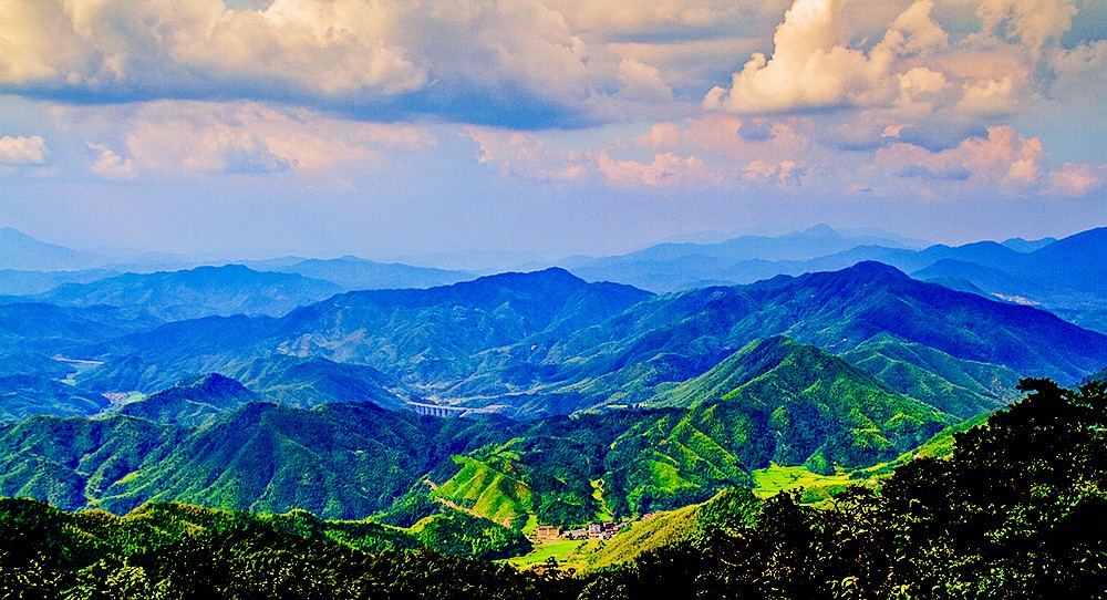 在武夷山南麓有个离天很近的地方——殳山,那儿风光秀丽