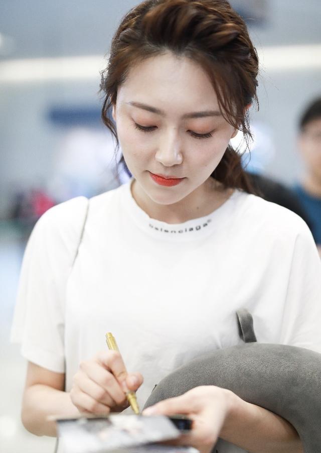 黄梦莹穿白色t恤搭配蓝色牛仔裤现身机场皮肤白皙笑容甜美