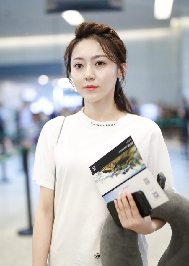 (图片来自东方ic)黄梦莹给粉丝签名(图片来自东方ic)黄梦莹身穿