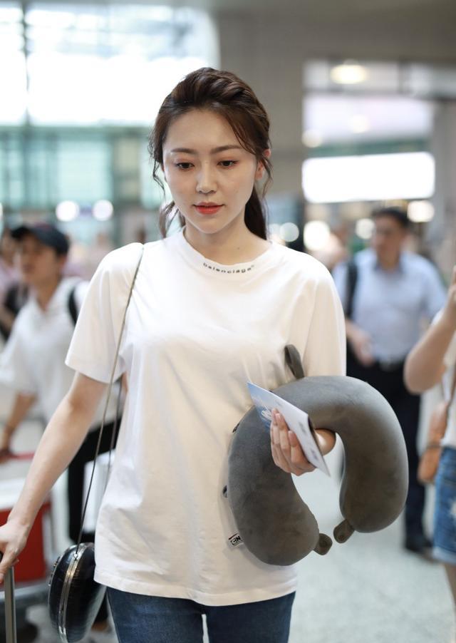 黄梦莹穿白色t恤搭配蓝色牛仔裤现身机场皮肤白皙笑容甜美