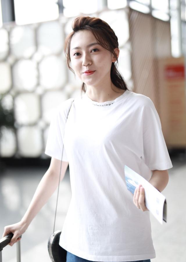 (图片来自东方ic)黄梦莹给粉丝签名(图片来自东方ic)黄梦莹身穿白色