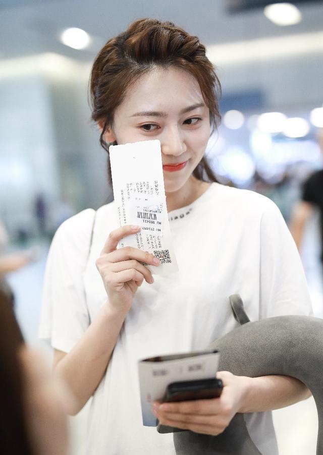 黄梦莹穿白色t恤搭配蓝色牛仔裤现身机场皮肤白皙笑容甜美