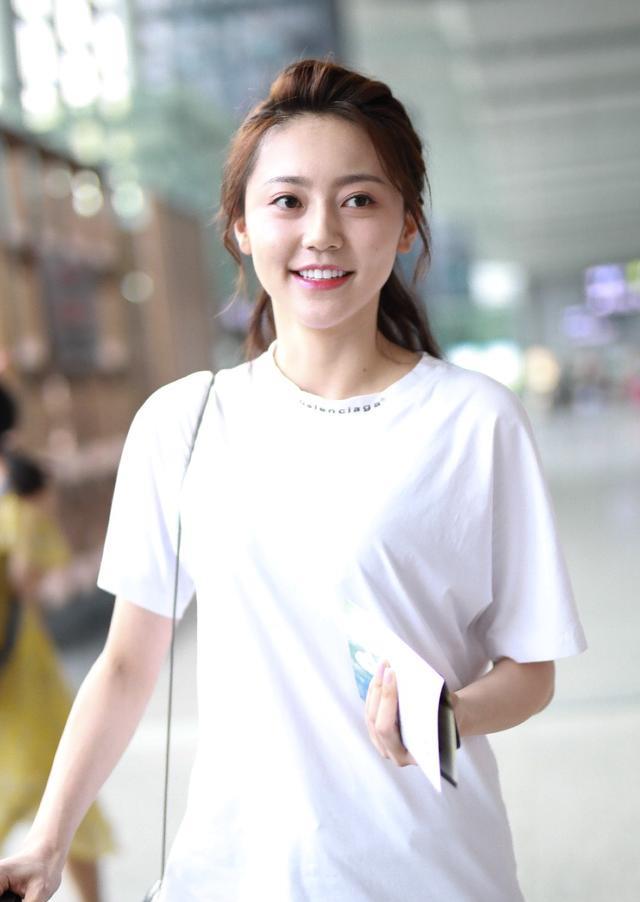 黄梦莹给粉丝签名(图片来自东方ic)黄梦莹身穿白色t恤搭配蓝色牛仔裤