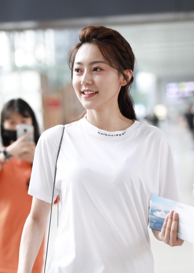 (图片来自东方ic)黄梦莹给粉丝签名(图片来自东方ic)黄梦莹身穿白色