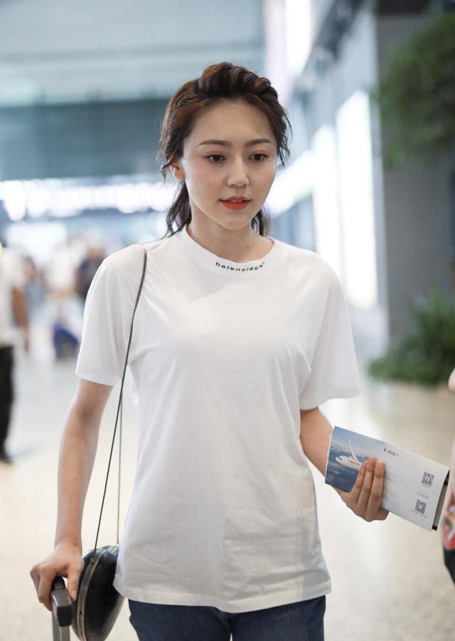 黄梦莹穿白色t恤搭配蓝色牛仔裤现身机场皮肤白皙笑容甜美