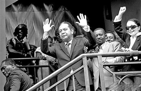 他19岁出任总统执政15年侵吞国家90的财富下台后被妻子坑惨