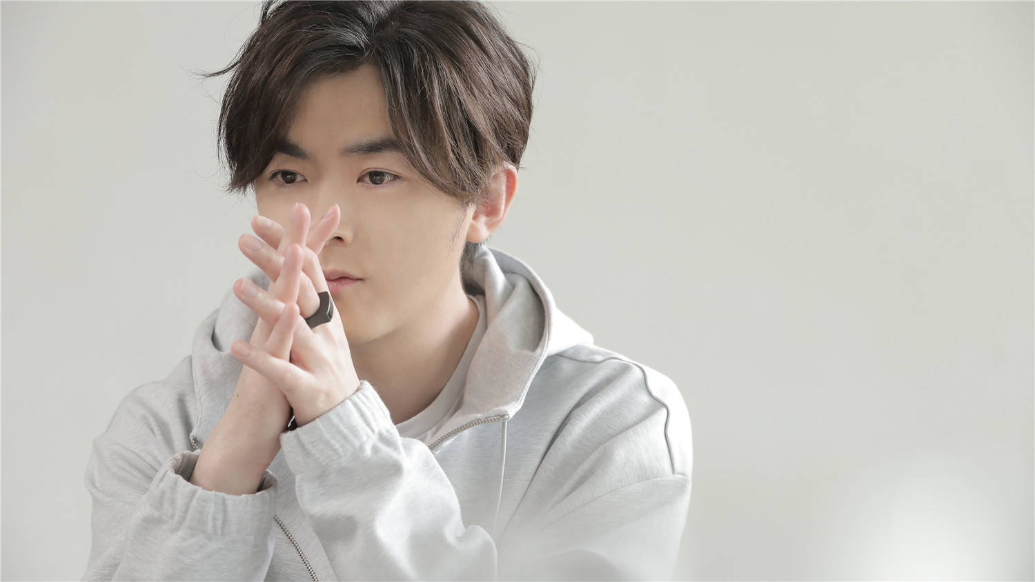 利用高科技挽回女友 洪卓立《献丑》mv上线演技获赞