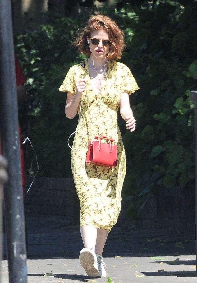 萝斯莱斯利roseleslie穿着黄色夏装在伦敦重新开始正常生活