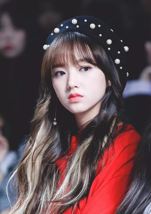 程潇小姐姐一头薄荷绿发色,造型少女气息十足,十分吸睛!